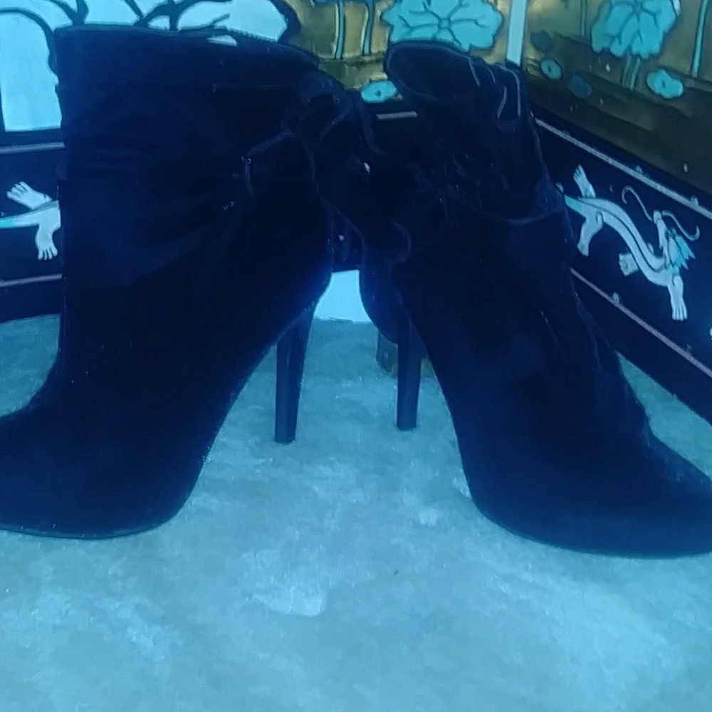 Soft Black Boots with cute Bow
